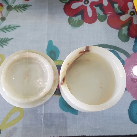 Small circular Green Onyx Stone Box - Picture 3 of 5